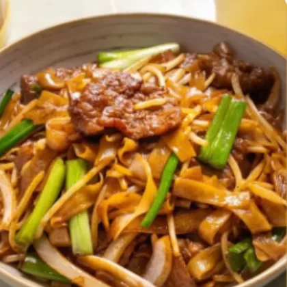 Beef chow fun with wide flat rice noodles, sliced beef, bean sprouts and spring onion at Bao Express