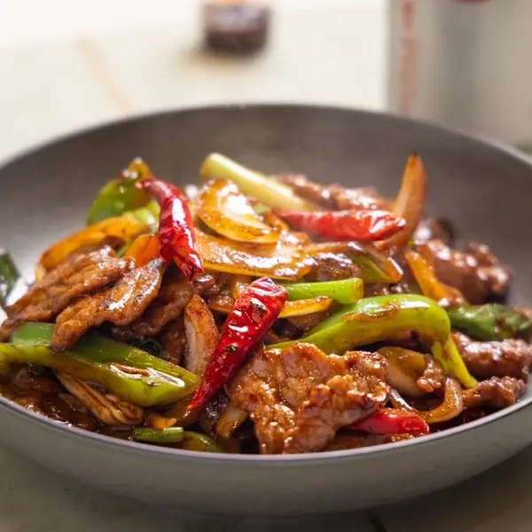 Sliced beef stir-fried with green pepper, onion and dried chili