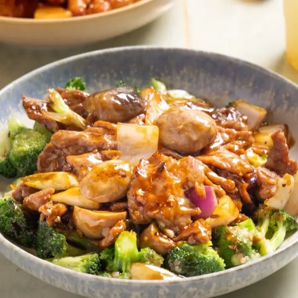 Chicken with broccoli and mushroom in a savory brown sauce