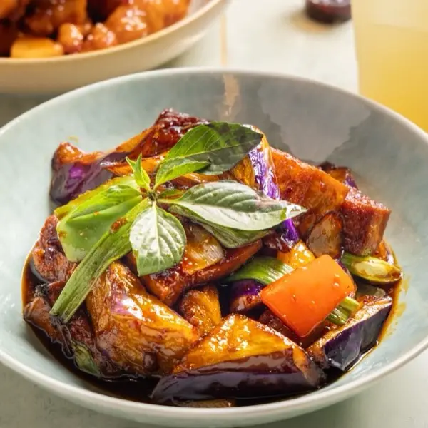 Braised eggplant with fresh basil and sweet pepper