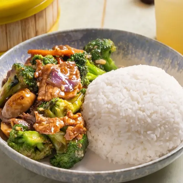 Chicken with broccoli in brown sauce, served with steamed rice