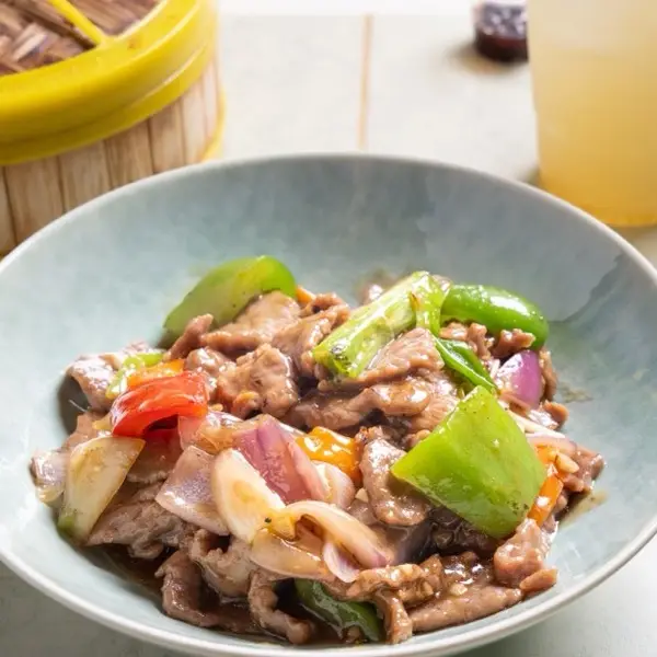 Sliced beef stir-fried with onion, green pepper and spring onion
