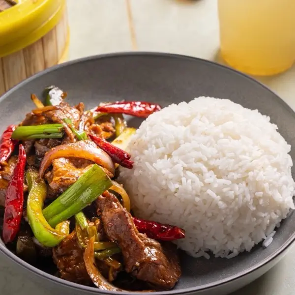 Spicy sliced beef with dried chili and green pepper, served with steamed rice