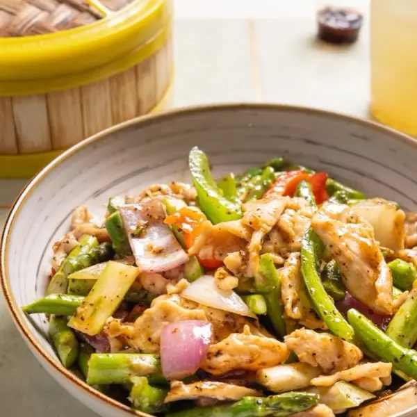 Chicken with asparagus, red onion and sweet pepper
