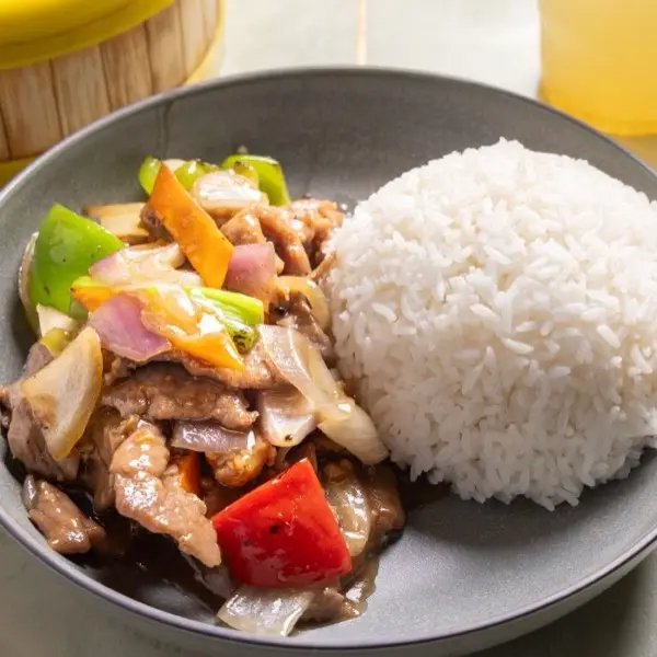Sliced pork with onion, green and red pepper, served with steamed rice