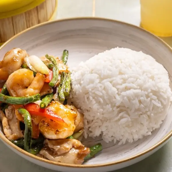 Shrimp with green beans and sweet pepper, served with steamed rice