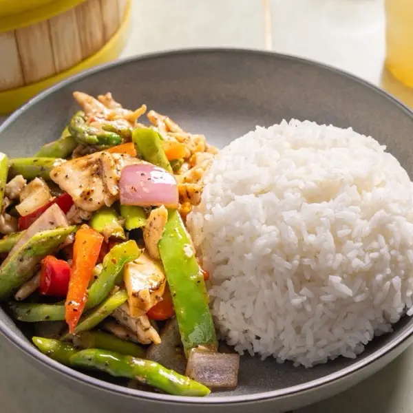 Chicken with asparagus, red onion and sweet pepper, served with steamed rice