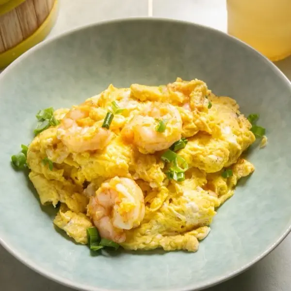 Shrimp with fluffy scrambled egg and fresh spring onion
