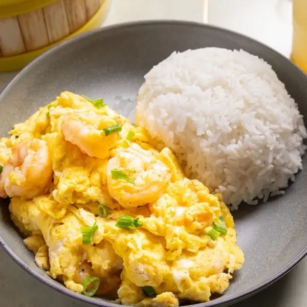 Shrimp with scrambled egg and spring onion, served with steamed rice