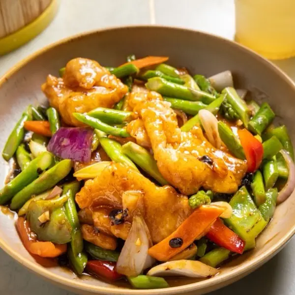 Shrimp with green beans, carrot and red onion