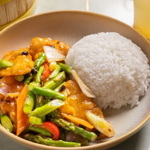 Shrimp with asparagus, carrot and onion, served with steamed rice