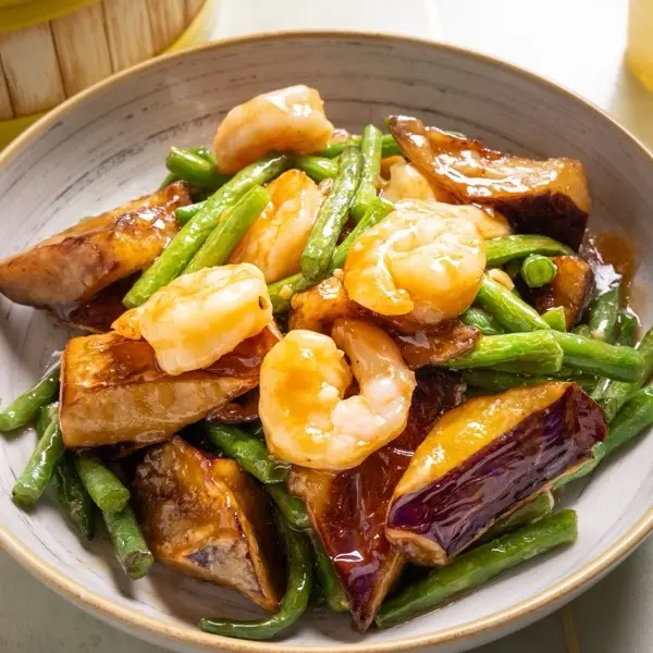 Shrimp with eggplant and green beans in a garlic sauce