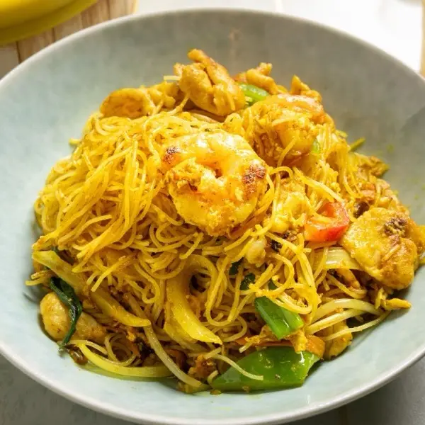 Singapore style curry rice noodles with shrimp, egg and sweet pepper