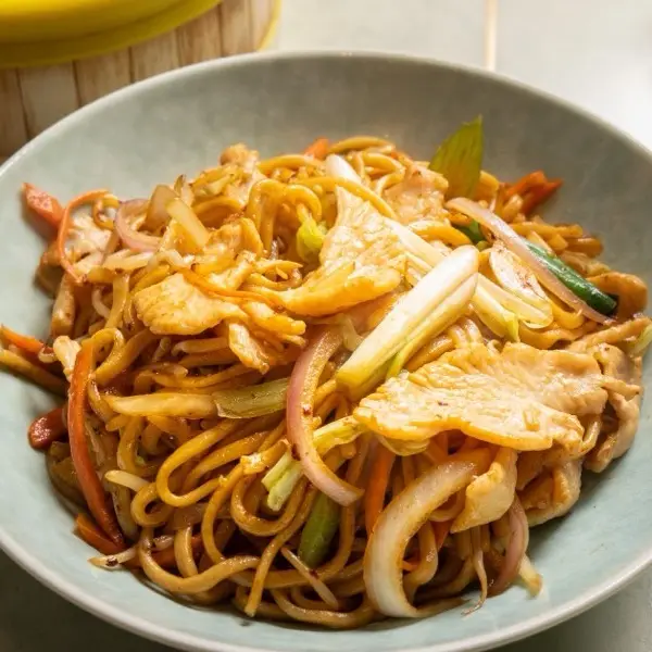 Chicken chow mein with onion, carrot and spring onion